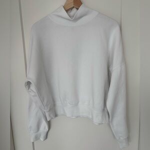 Universal Thread Women’s White Sweatshirt - Small